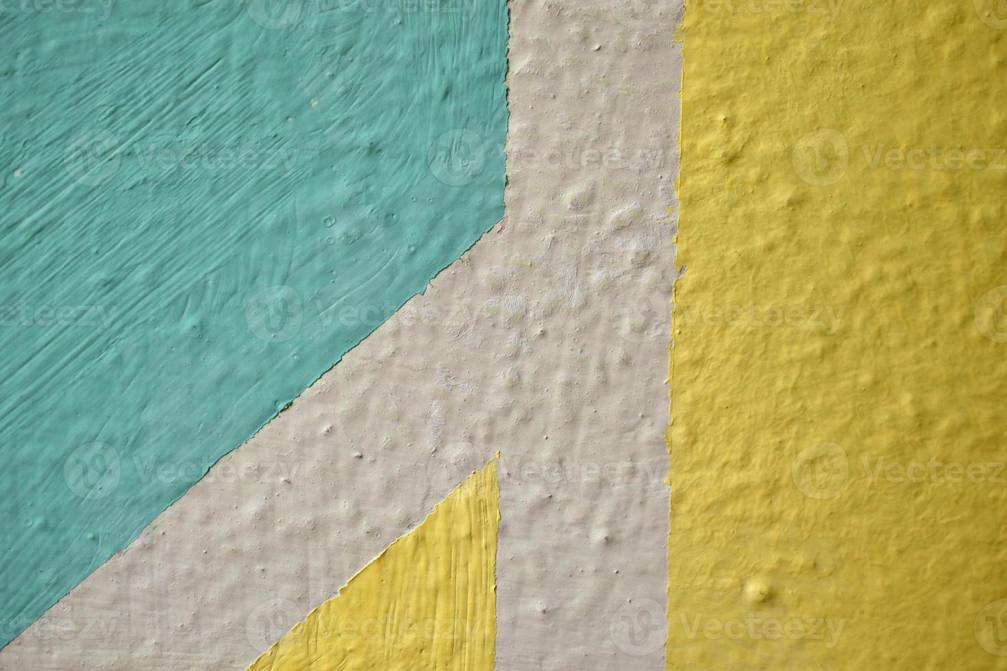 farbig bemalte Wand mit Streifen. Wandkunstobjekt mit mehrfarbigen Objekten. foto