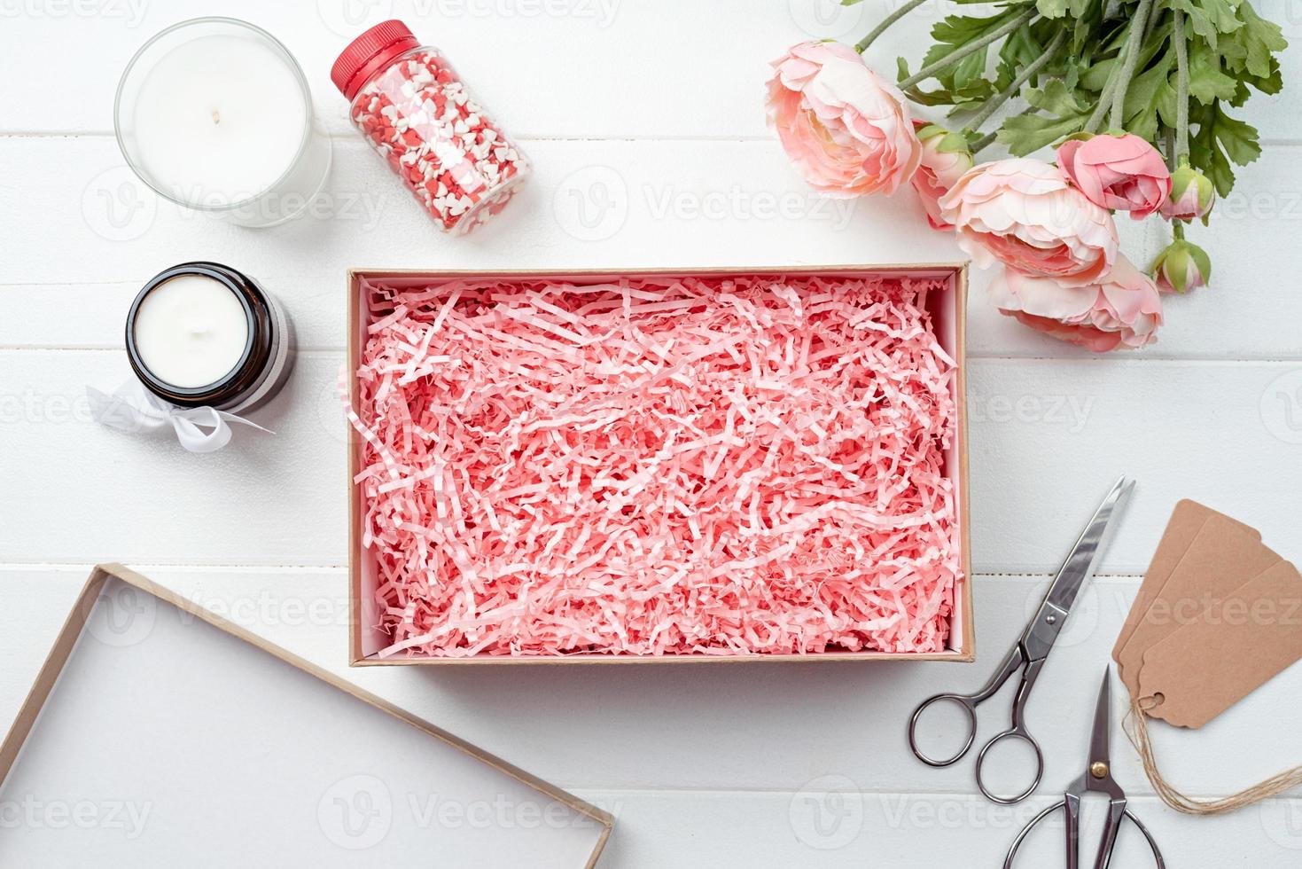 geschredderte rosa papierverpackungsmaterialstruktur in einer handwerksbox, mockup-design foto