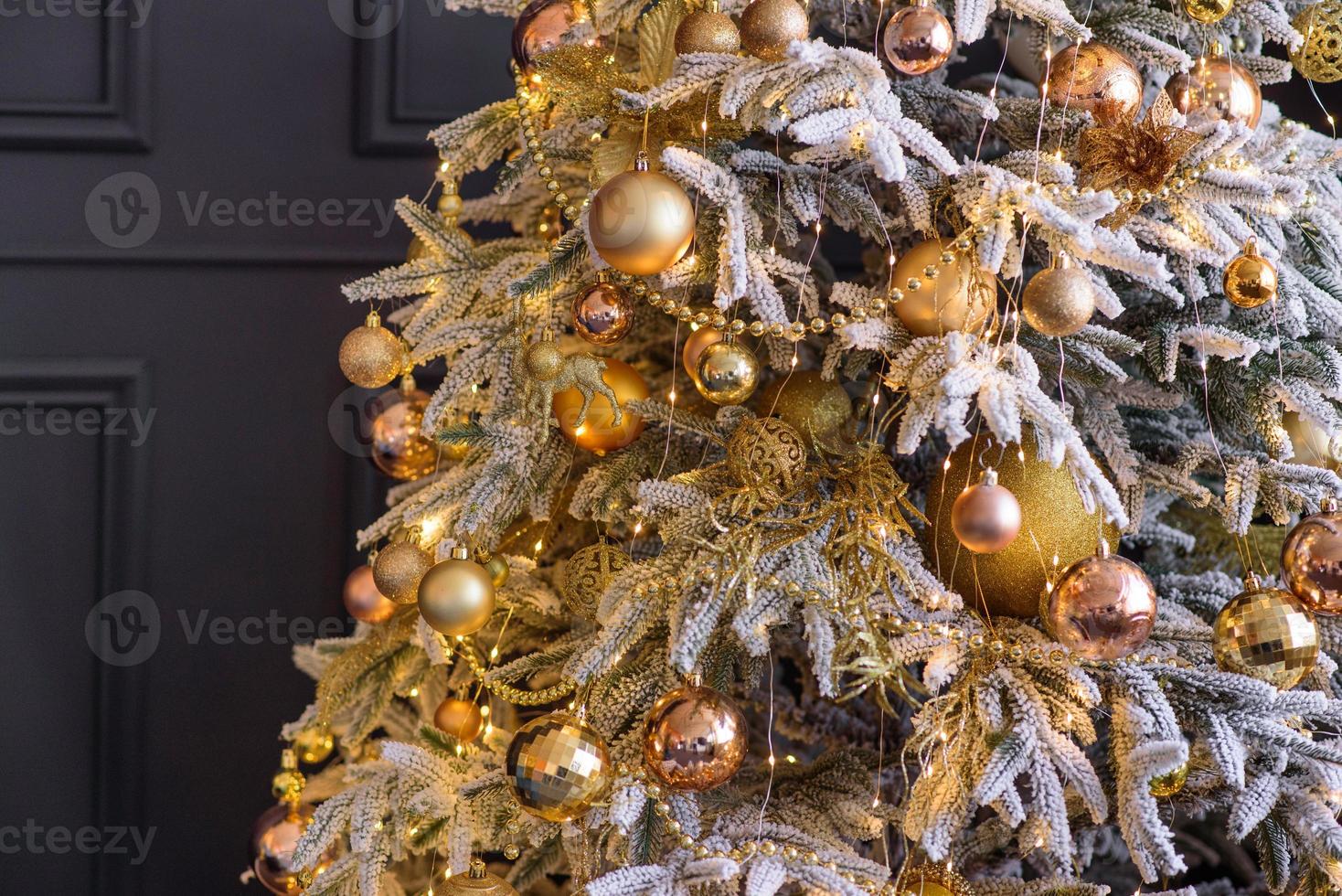 schöner weihnachtsbaum mit girlanden, kugeln und spielzeug foto