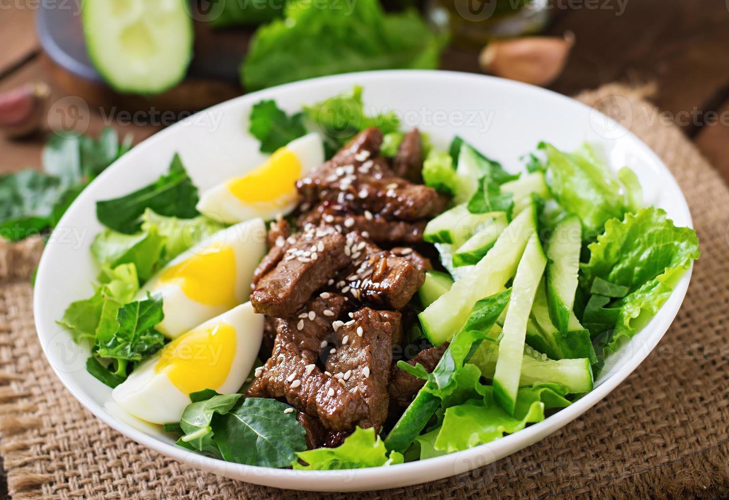 Salat mit scharfem Rindfleisch, Gurken und Eiern nach asiatischer Art. foto