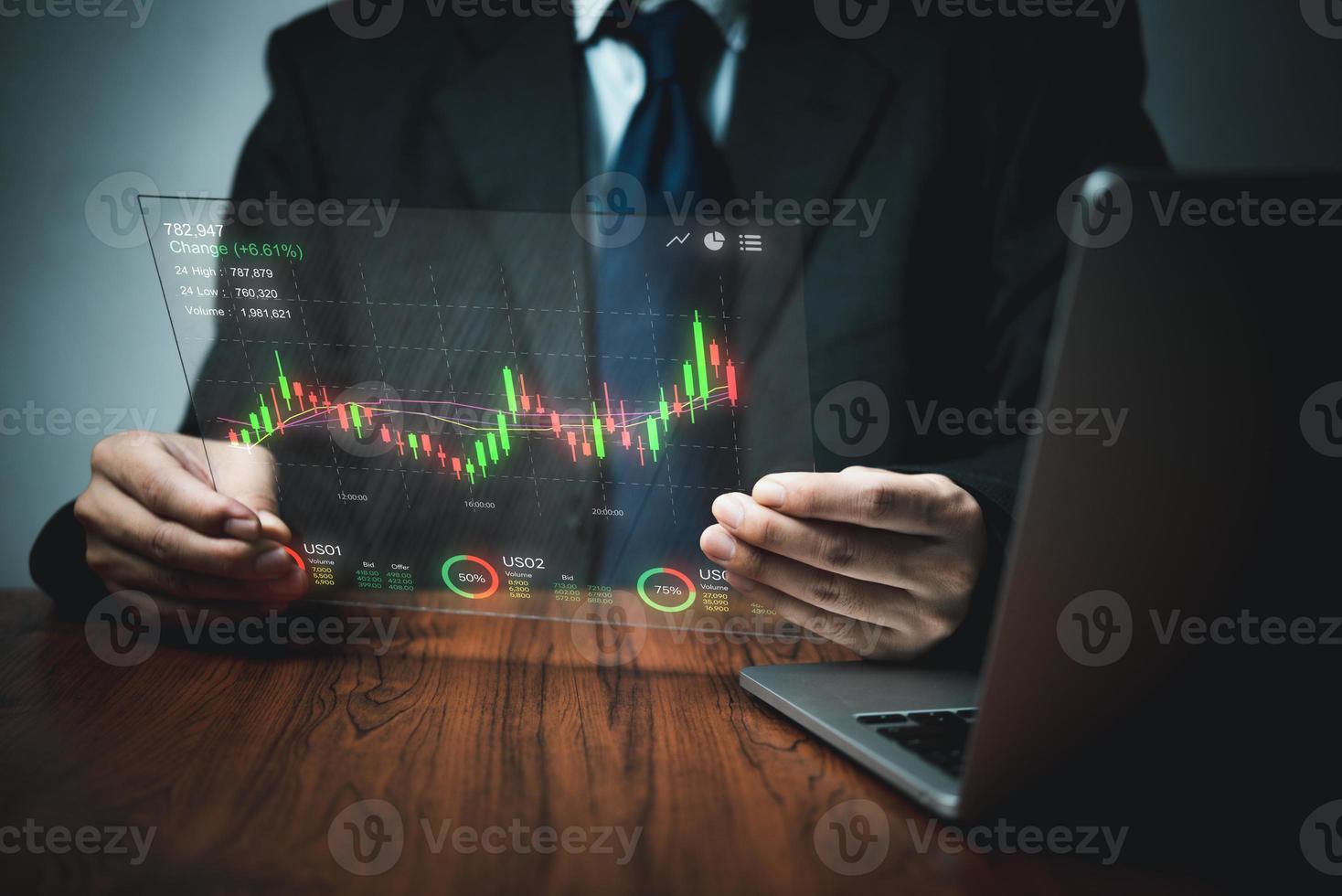geschäftsleute börsenhandel am computer laptop. geschäftsfinanzanalyse wachstumsindikatoren für positives wachstum und marketinginvestitionen devisenbörsenplanungskonzept foto