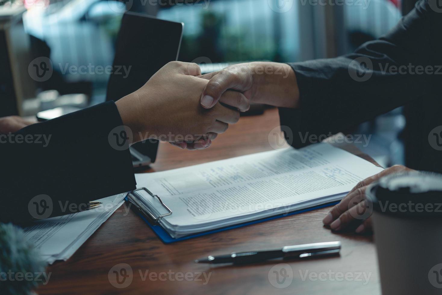 Geschäftsleute Partnerschaft Händedruck erfolgreich nach Vertragsverhandlungen Geschäft. Konzept des Verbindungsabkommens. foto