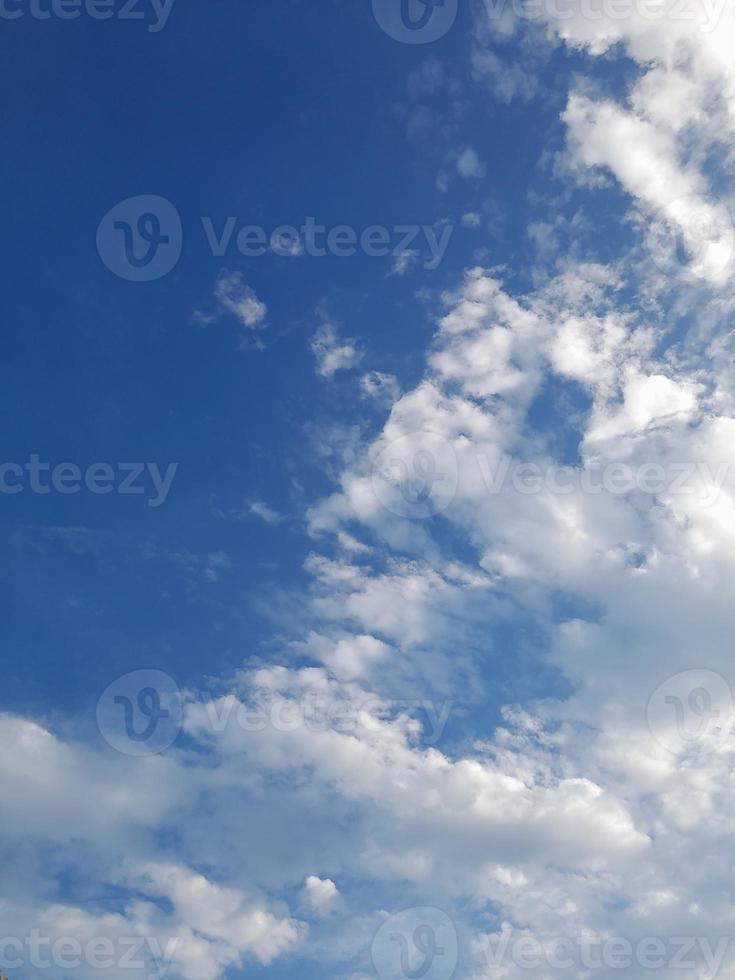 weiße Wolken am blauen Himmel. Himmel und Unendlichkeit. schöner hellblauer Hintergrund. leicht bewölkt, gutes Wetter. lockige Wolken an einem sonnigen Tag. foto