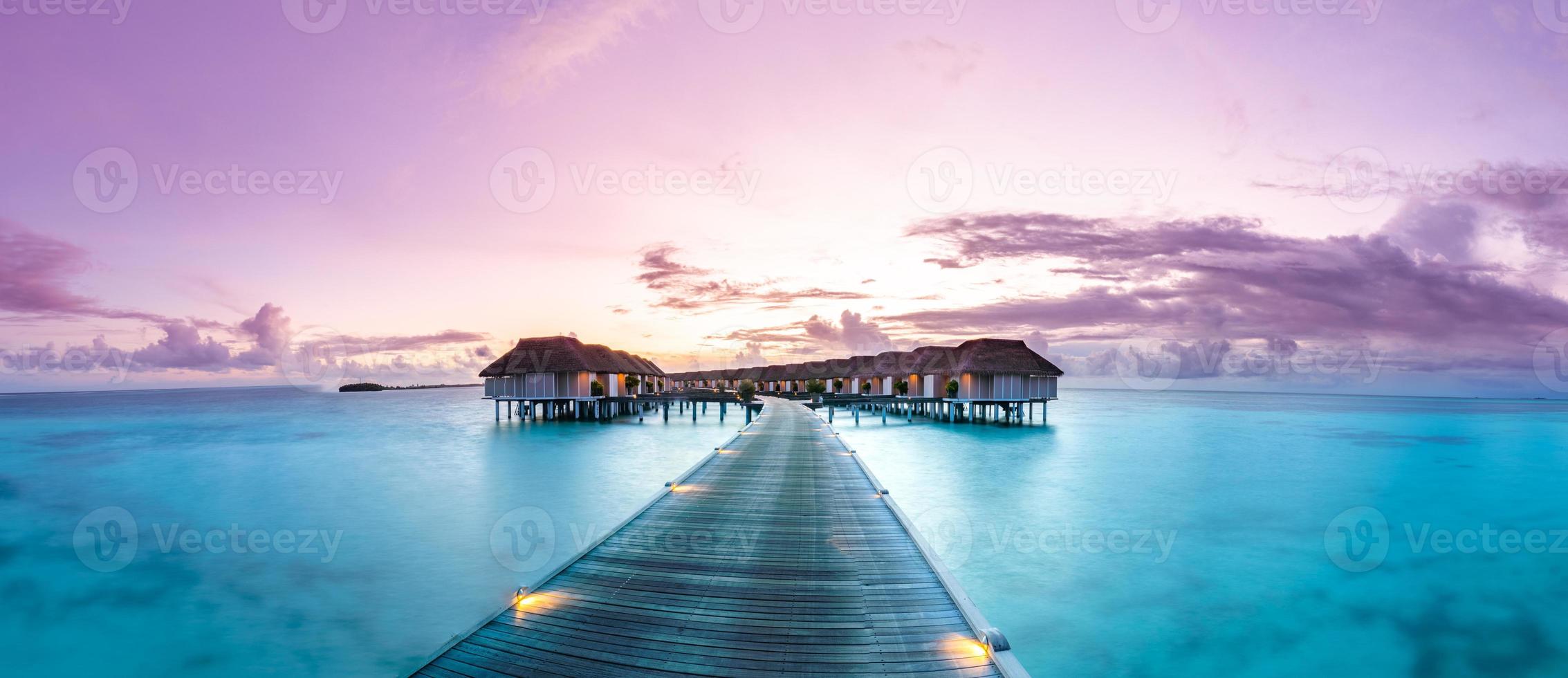 erstaunliche Panorama-Strandlandschaft. malediven sonnenuntergang meerblick. Horizont mit Meer und Himmel. ruhige landschaft, tourismus und reisebanner. sommerliche luxusresortlandschaft, urlaubsinselkonzept foto