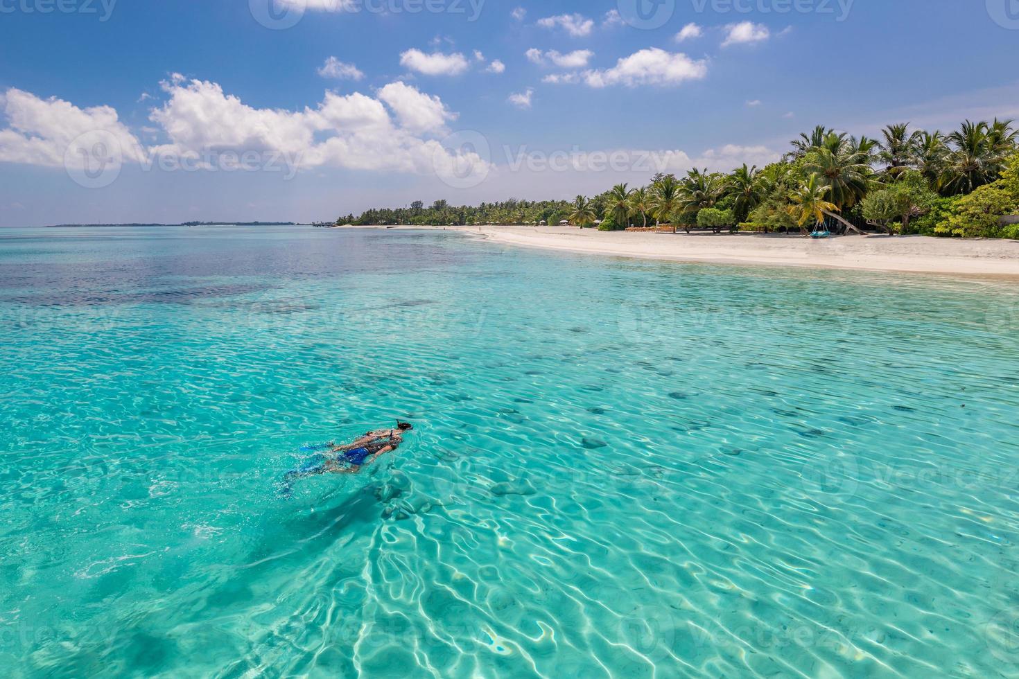 Kaukasisches Touristenpaar schnorchelt im kristallklaren türkisfarbenen Wasser in der Nähe der Insel Malediven. perfekte wetterbedingungen in der strandszene des luxusresorts, ruhiges meerwasser, paar exotisches wasser, unterwasserwelt foto