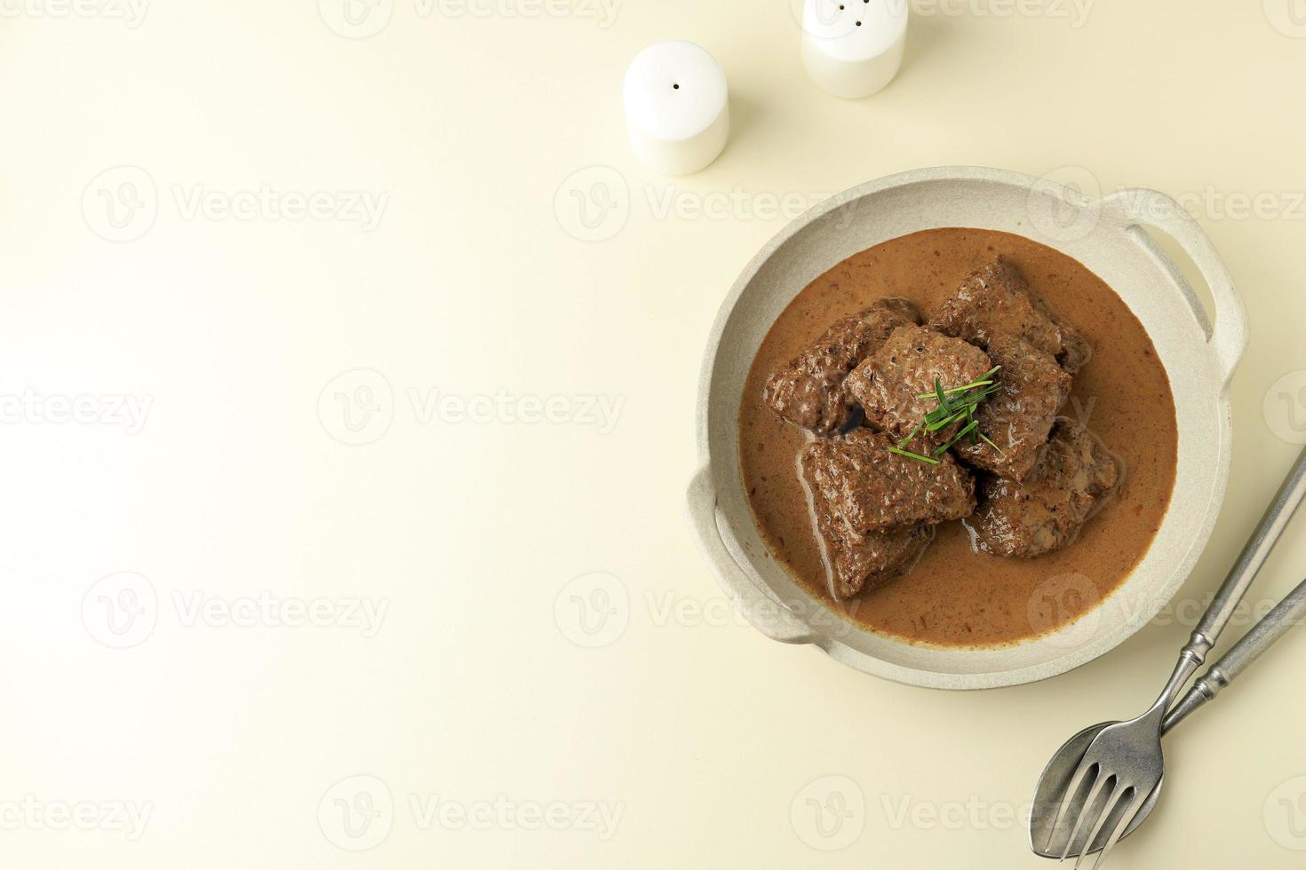 Semur Daging Sapi oder indonesischer Rindfleischeintopf, beliebtes indonesisches Menü für Ied Al Adha oder Ied Al Fitr. foto