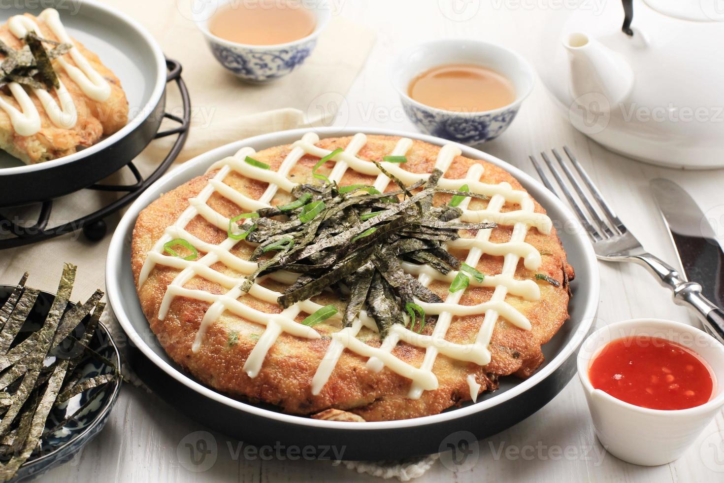 Okonomiyaki, japanische Pfannkuchenpizza im herzhaften Stil. foto
