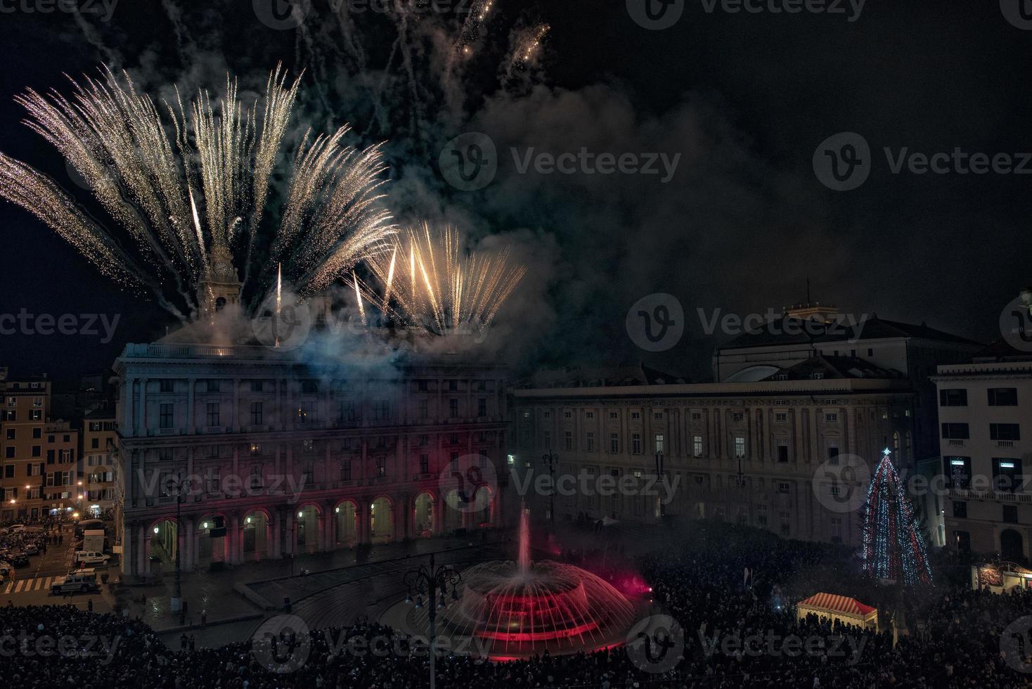 Frohes neues Feuerwerk auf schwarzem Hintergrund in Genua, Italien foto