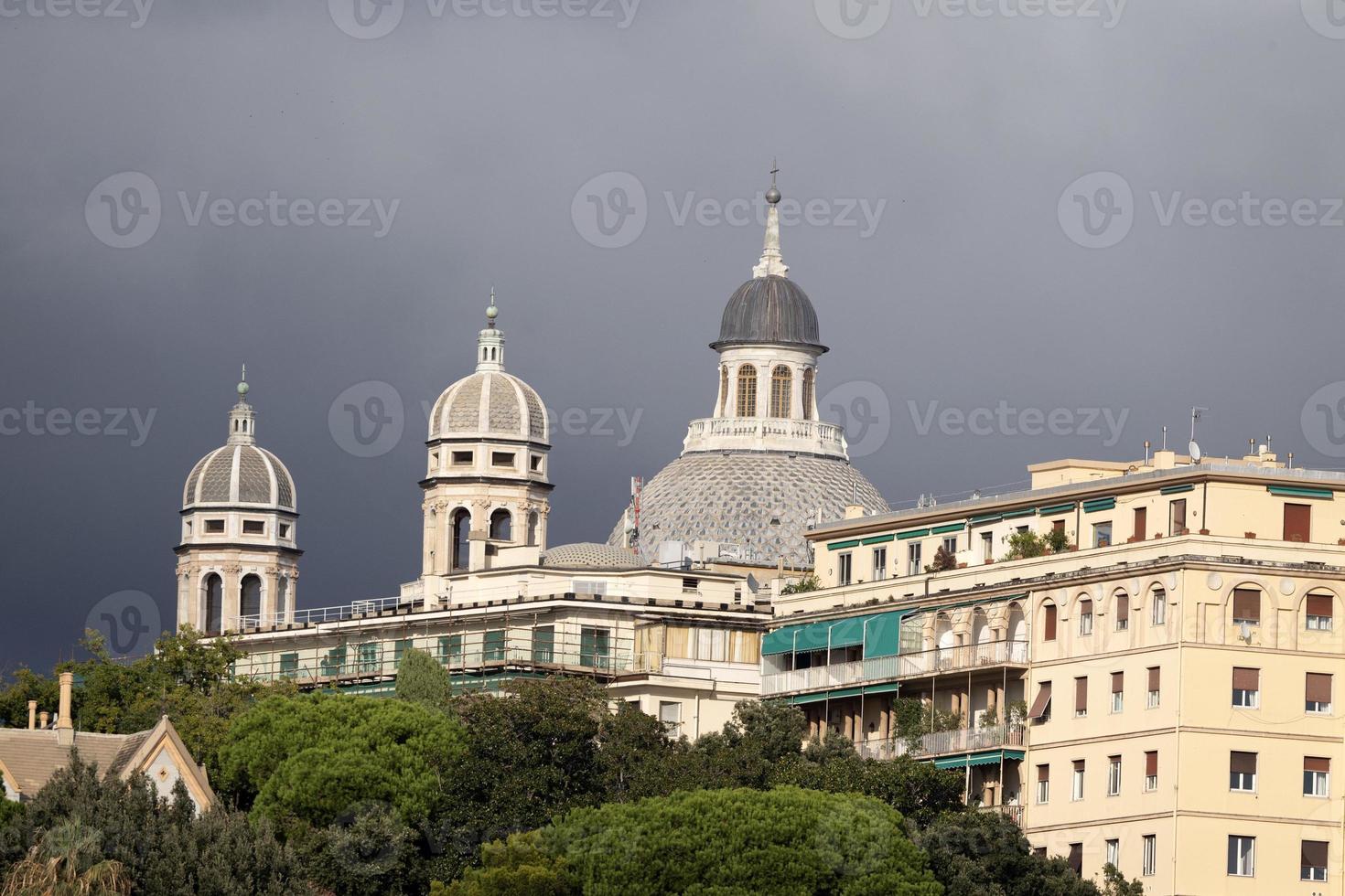 genua stadtbild panorama vom seehafen foto