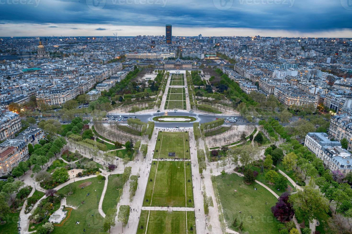 paris nachtansicht von tour eiffel foto