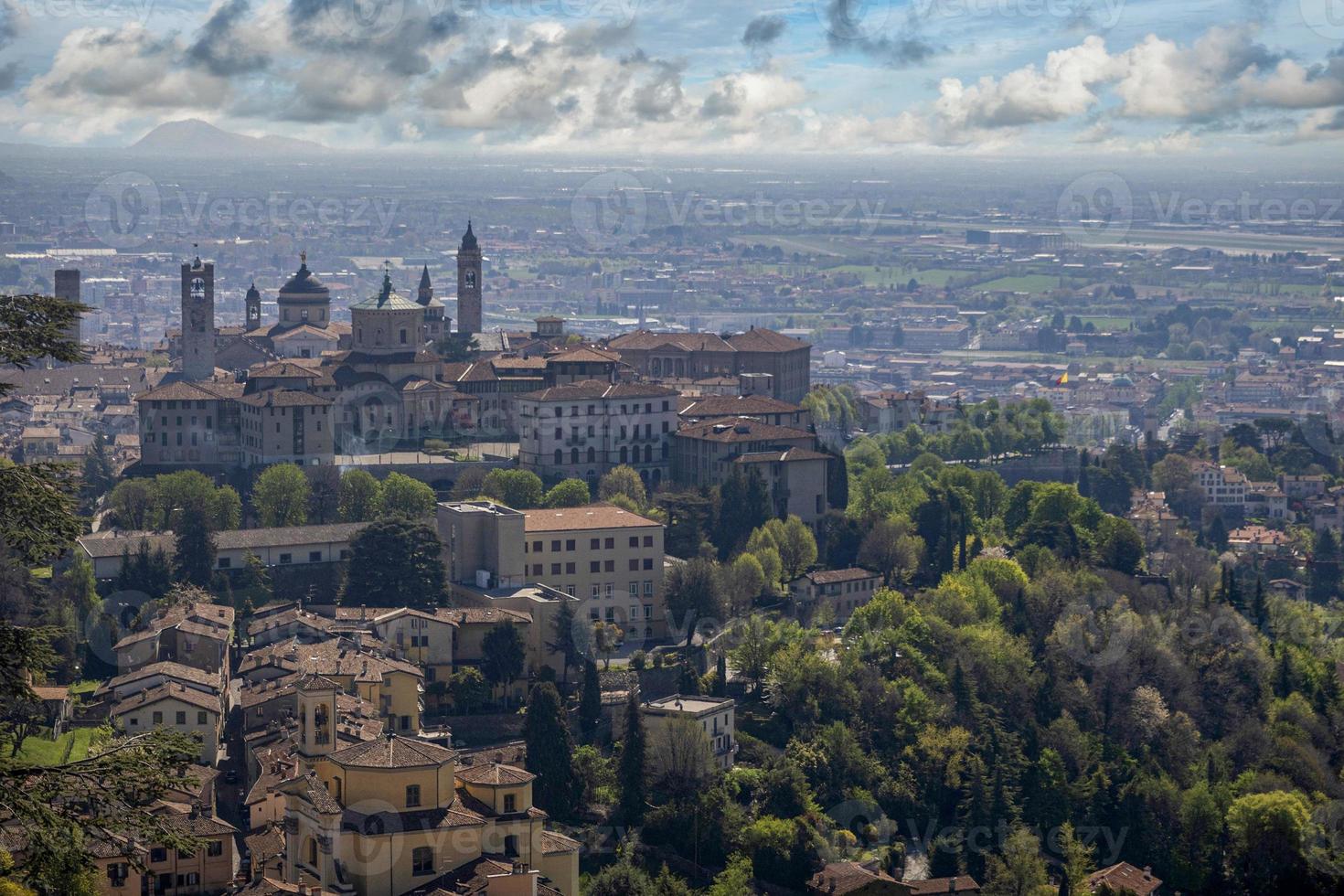 Luftpanorama der mittelalterlichen Stadt Bergamo foto