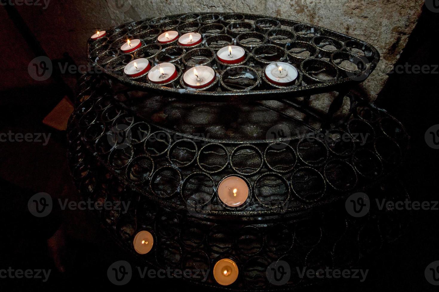 Kirche Votivkerzen weiße Flammen foto