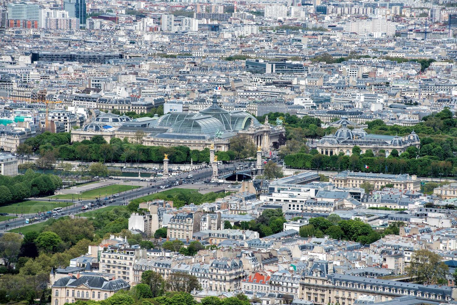 luftaufnahme des sonnigen blauen himmels von paris foto