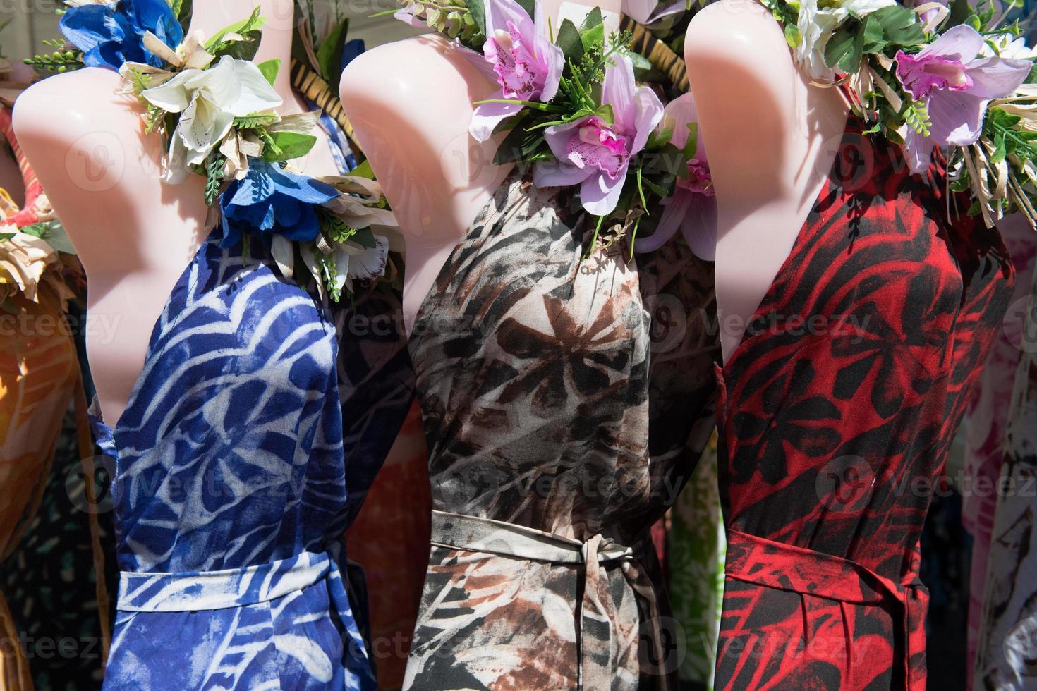 farbenfroher Pareo und polynesisches Kleid zum Verkauf auf dem Markt foto