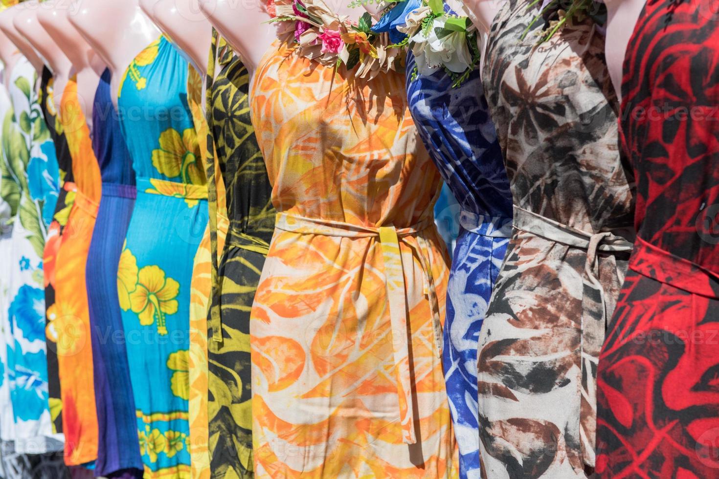 farbenfroher Pareo und polynesisches Kleid zum Verkauf auf dem Markt foto