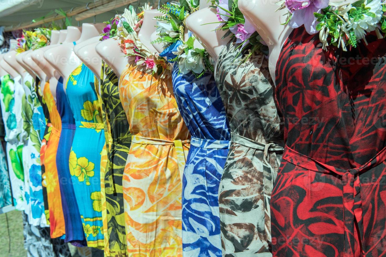 farbenfroher Pareo und polynesisches Kleid zum Verkauf auf dem Markt foto