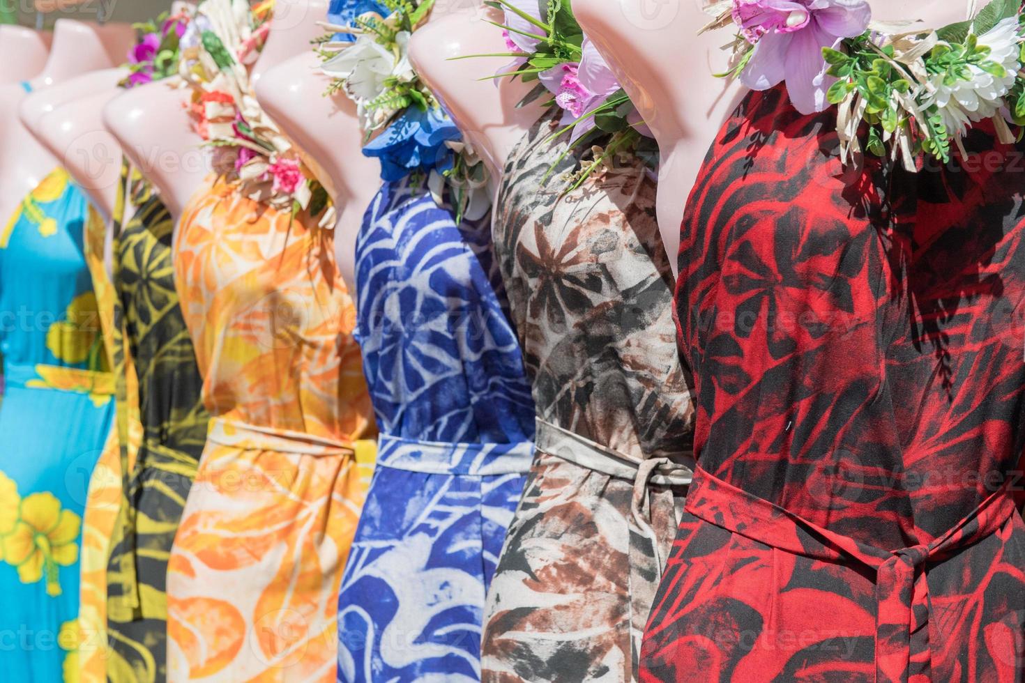farbenfroher Pareo und polynesisches Kleid zum Verkauf auf dem Markt foto