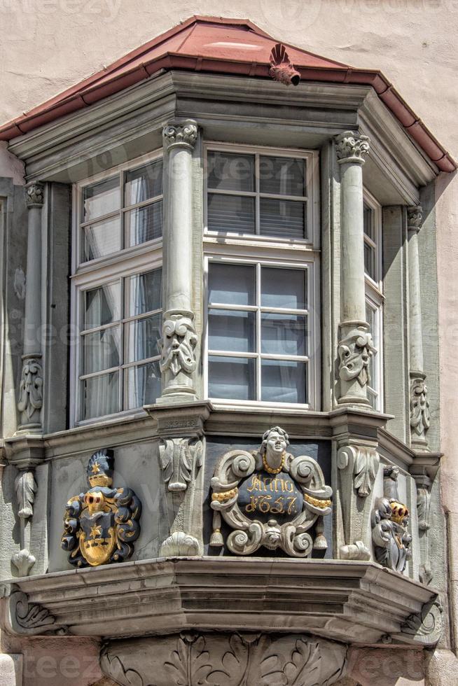 schweizer haus bogenfenster aussenansicht foto