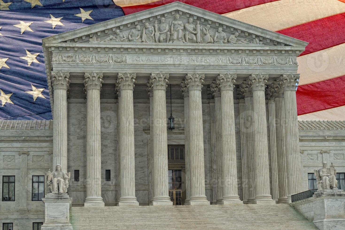 Washington DC Supreme Court Fassade auf Hintergrund der amerikanischen Flagge foto