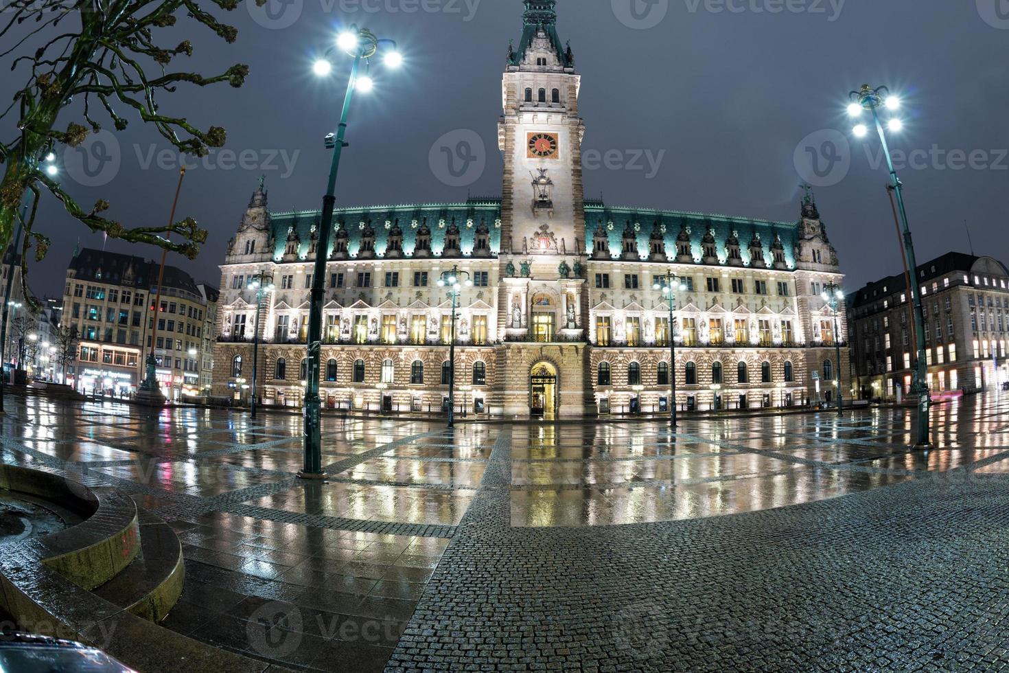 Hamburger rathaus bei nacht foto