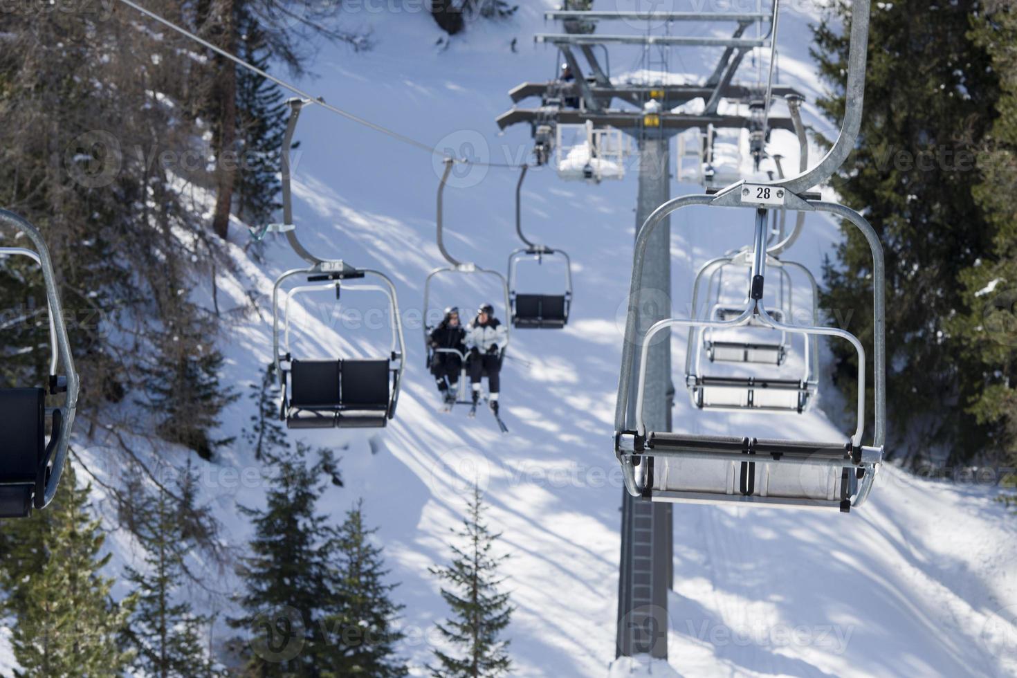 sessellift für skifahrer im winter schneezeit foto