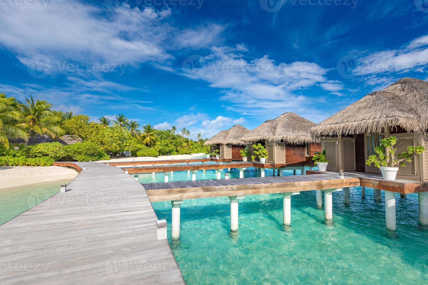 schönes tropisches malediven-resorthotel und insel mit strand und meer am himmel für urlaubshintergrundkonzept. Verbessern Sie die Farbverarbeitung. tropischer strand in malediven wasservillen und steg foto