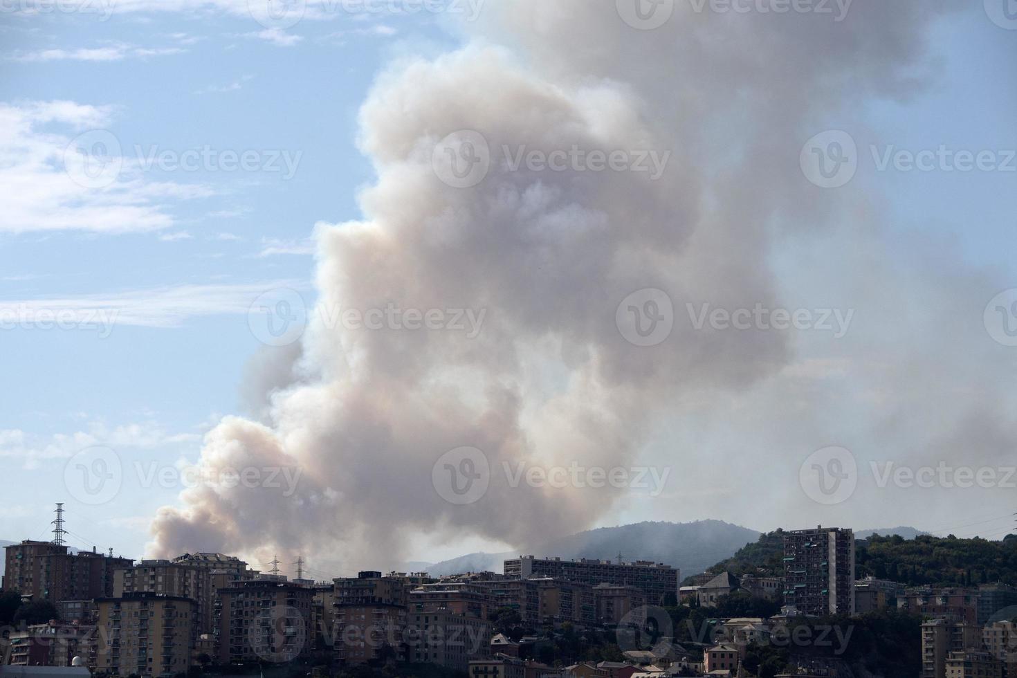 Juli 2022 großes Feuer auf den Hügeln von Genua, Italien foto