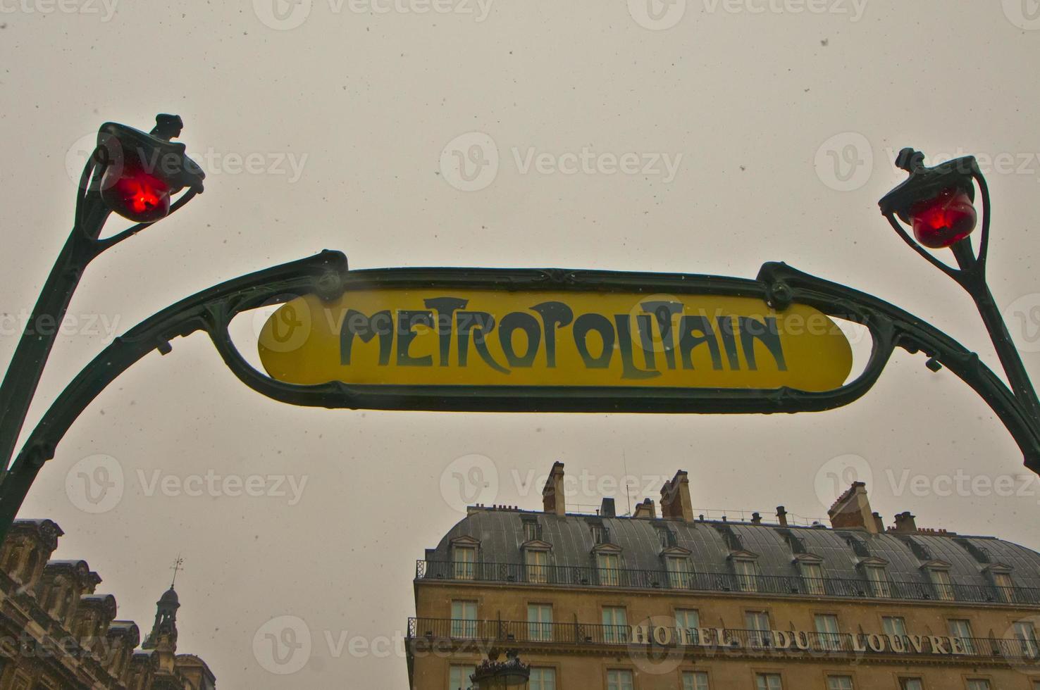 Pariser U-Bahn-Hauptstadtschild in der Nähe des Louvre unter Schneeflocken foto