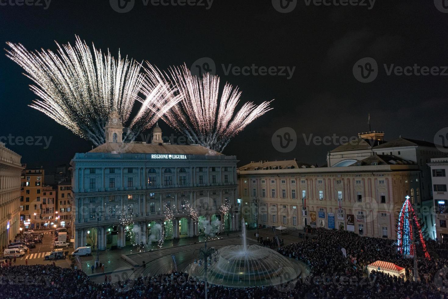 genua, italien - 19. dezember 2015 - frohes neues jahr und frohes weihnachtsfeuerwerk foto