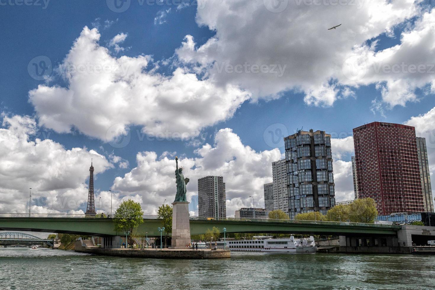 Pariser Freiheitsstatue am Fluss foto