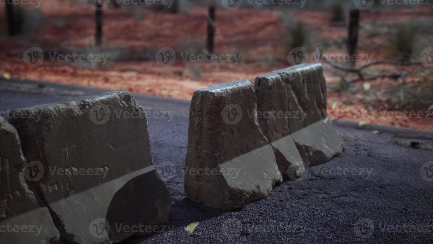 Alte verrostete Straßensperrblöcke aus Beton foto