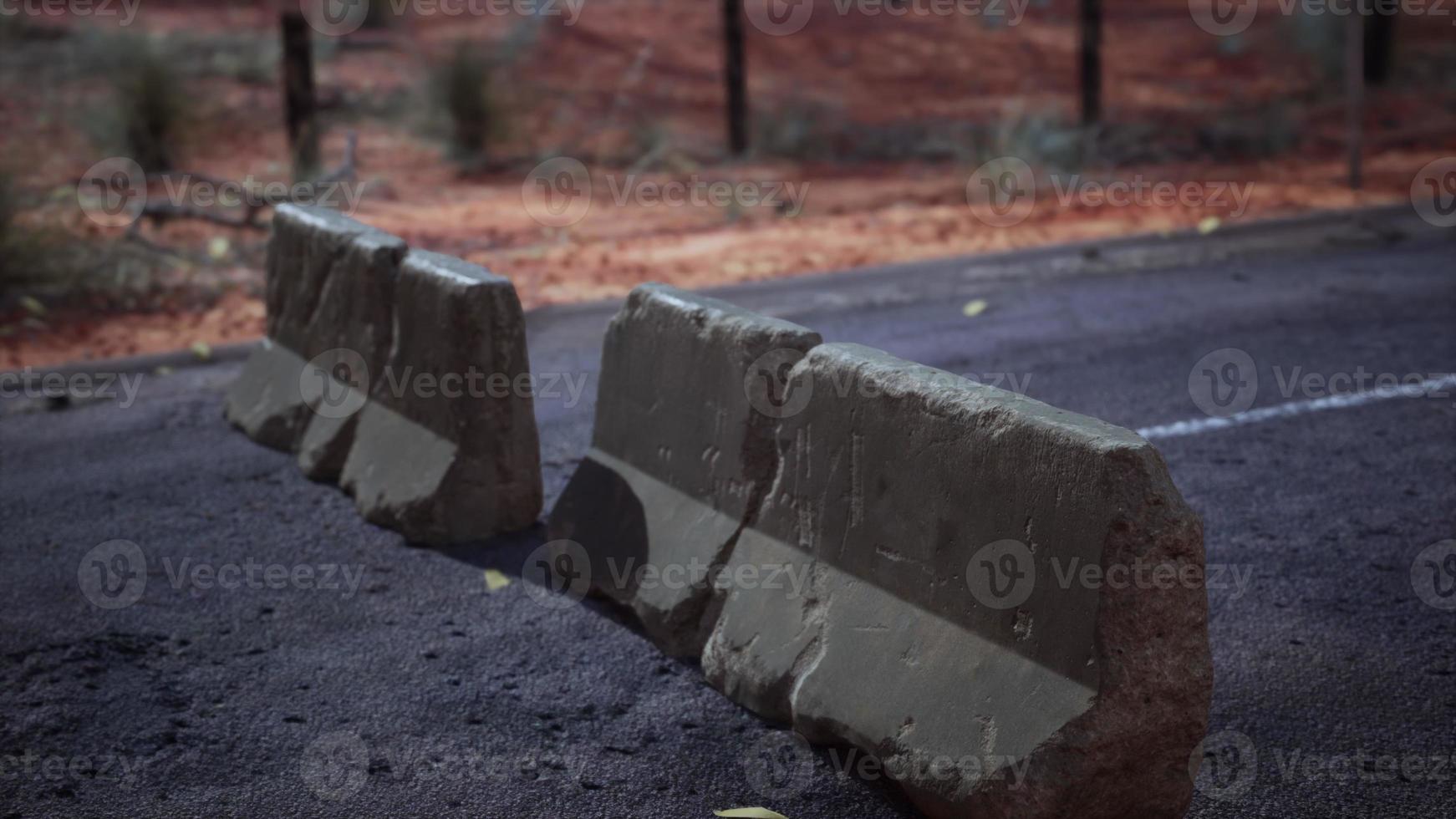 Alte verrostete Straßensperrblöcke aus Beton foto