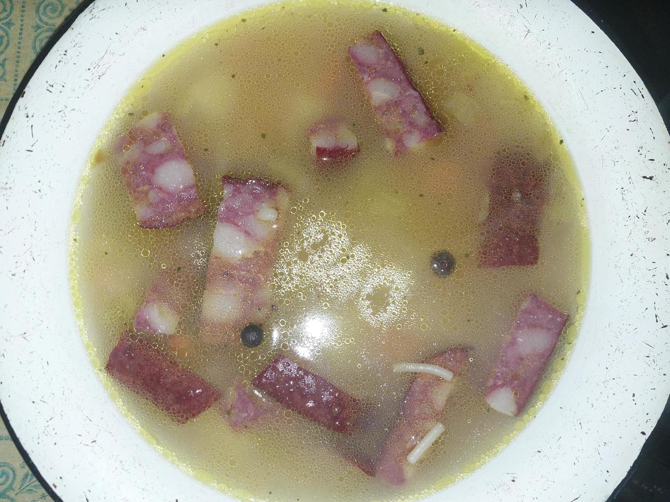 Suppe mit verschiedenen Zutaten zu Hause zubereiten foto