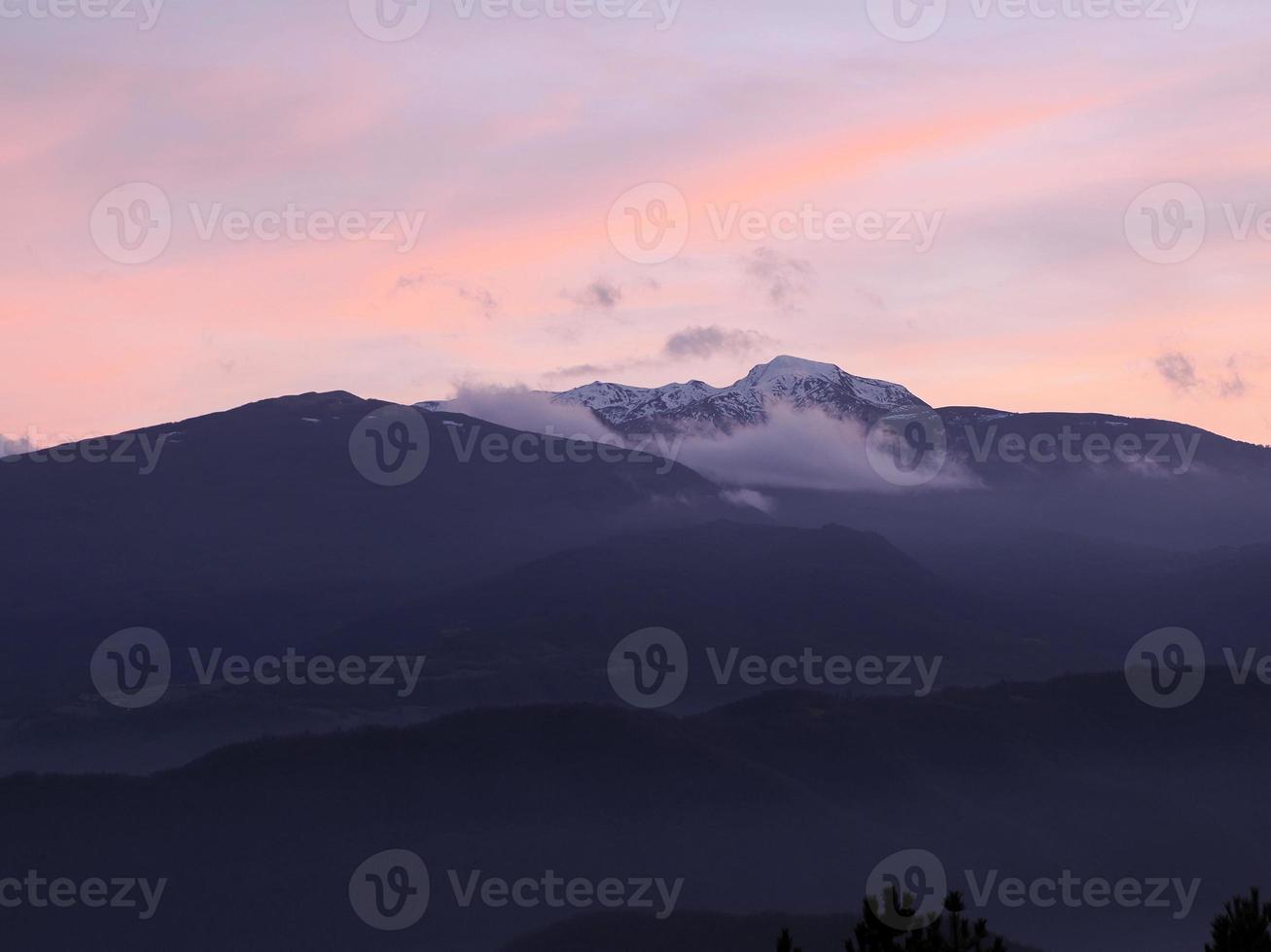 Blick auf das Tal rund um den Bismantova-Stein Eine Felsformation im toskanisch-emilianischen Apennin bei Sonnenuntergang foto