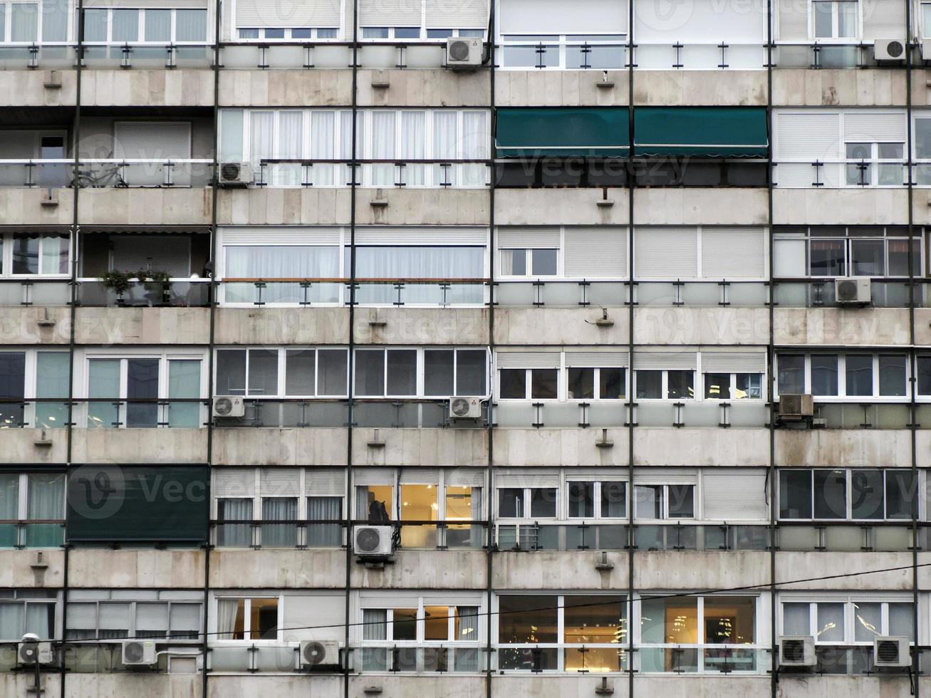 viele fenster beliebter eigentumswohnungen in pinar de chamartin, madrid foto