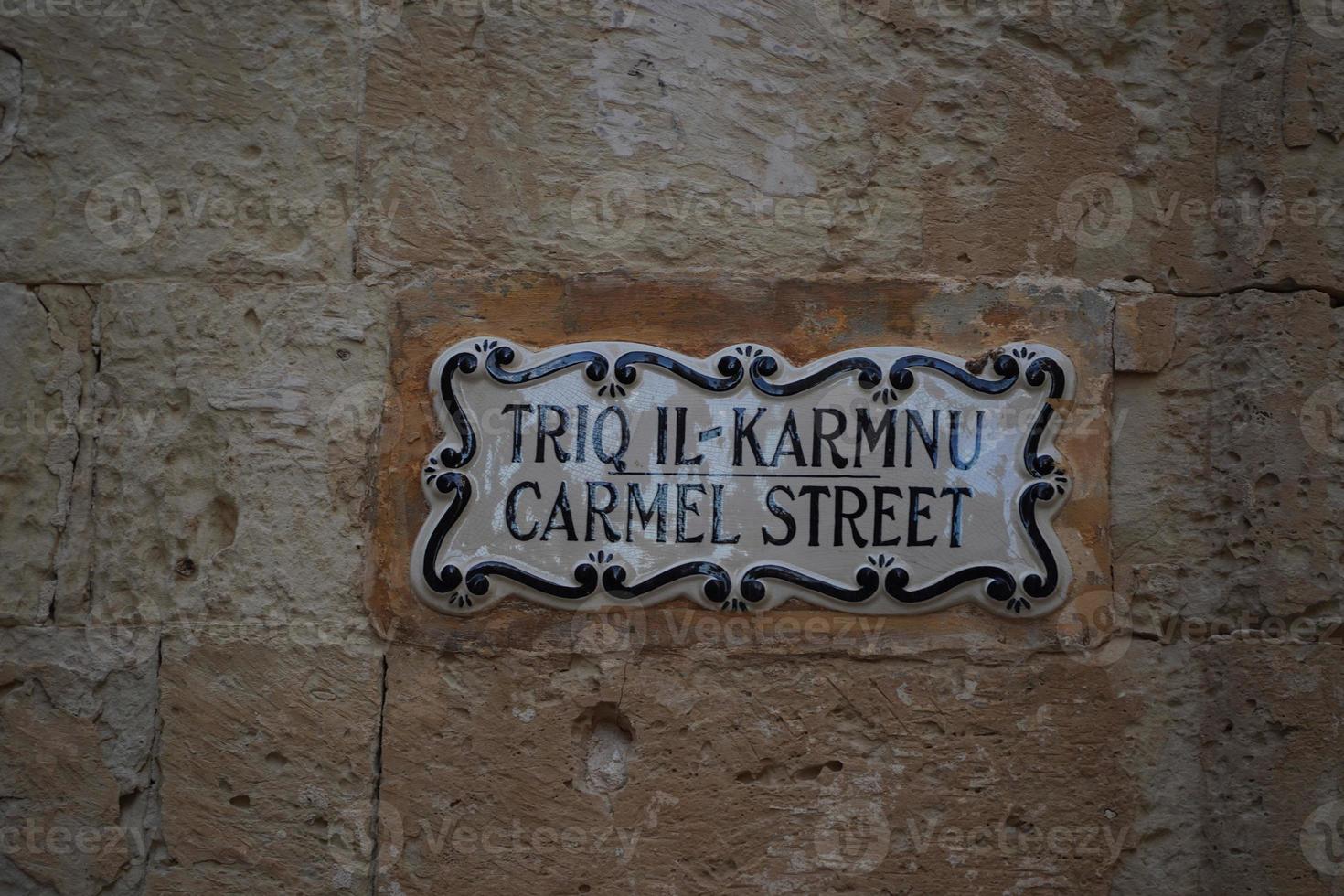 mittelalterliches dorf medina straßenschild in malta foto