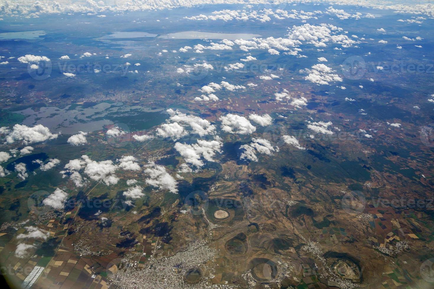 krater in der nähe von leon guanajuato luftpanorama landschaft aus dem flugzeug foto