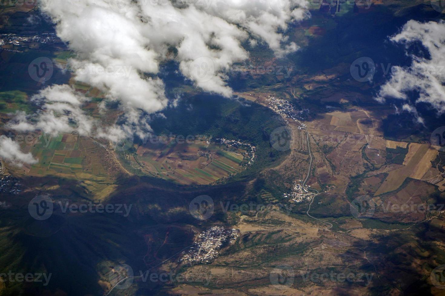 krater in der nähe von leon guanajuato luftpanorama landschaft aus dem flugzeug foto