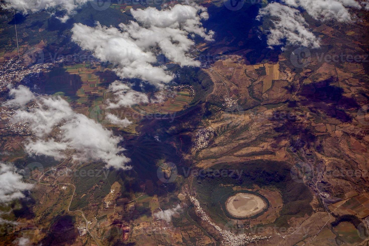 krater in der nähe von leon guanajuato luftpanorama landschaft aus dem flugzeug foto