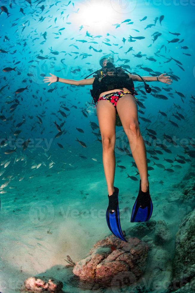 Schöner Latina-Taucher, der auf Sand steht foto