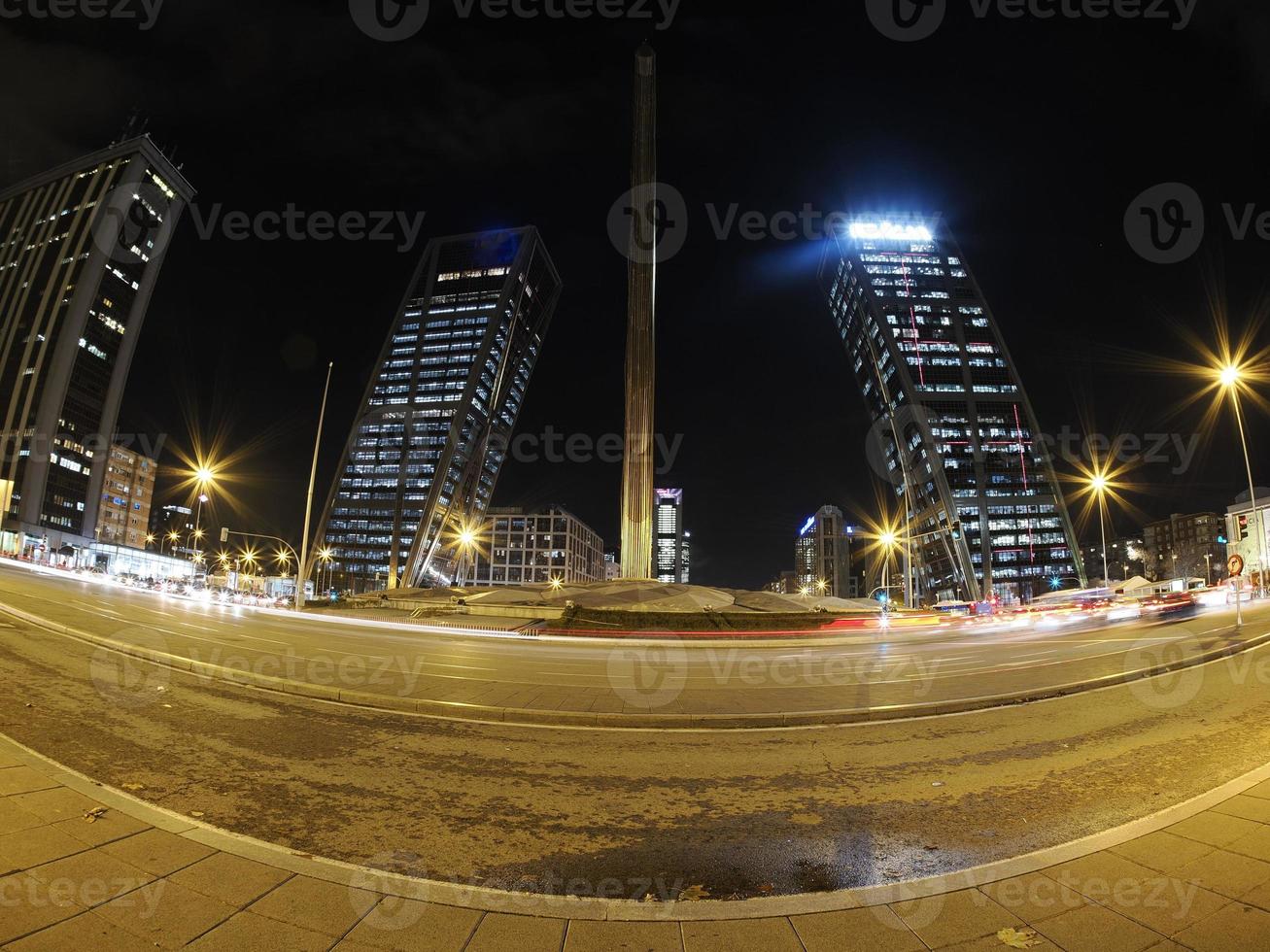 stau in madrid castilla ort nachts mit autolichtspuren foto