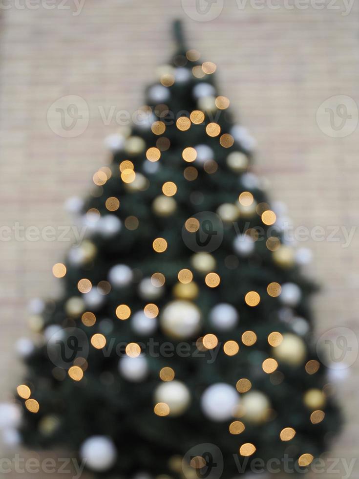 Nahaufnahme von Kugeln am Weihnachtsbaum. Bokeh-Girlanden im Hintergrund. Neujahrskonzept. foto