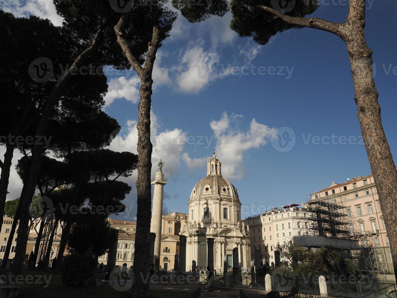 Imperial Forums Fori Imperiali Rom Gebäude auf Gehweg foto