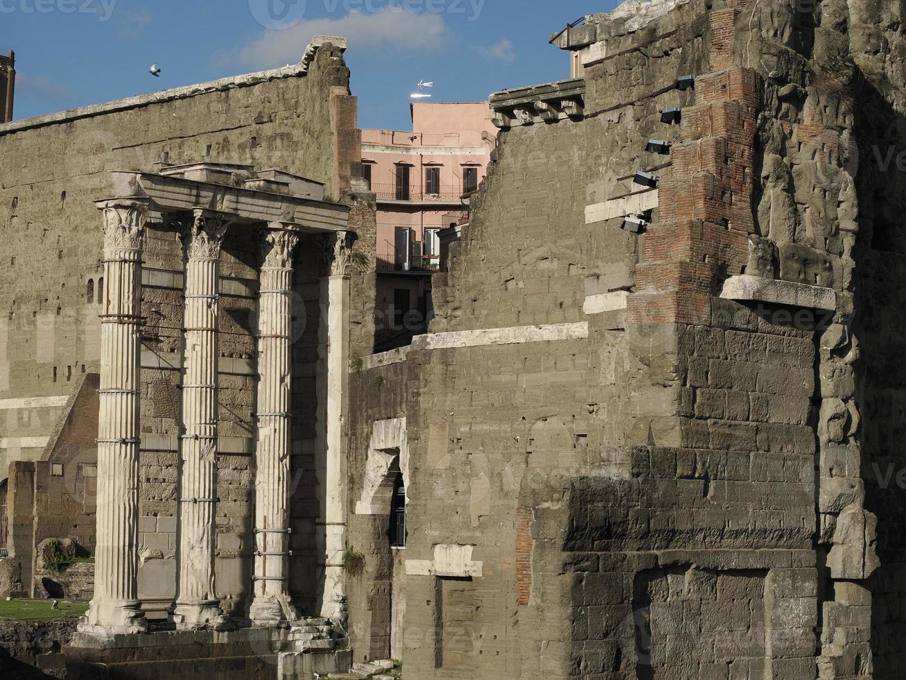 Imperial Forums Fori Imperiali Rom Gebäude auf Gehweg foto