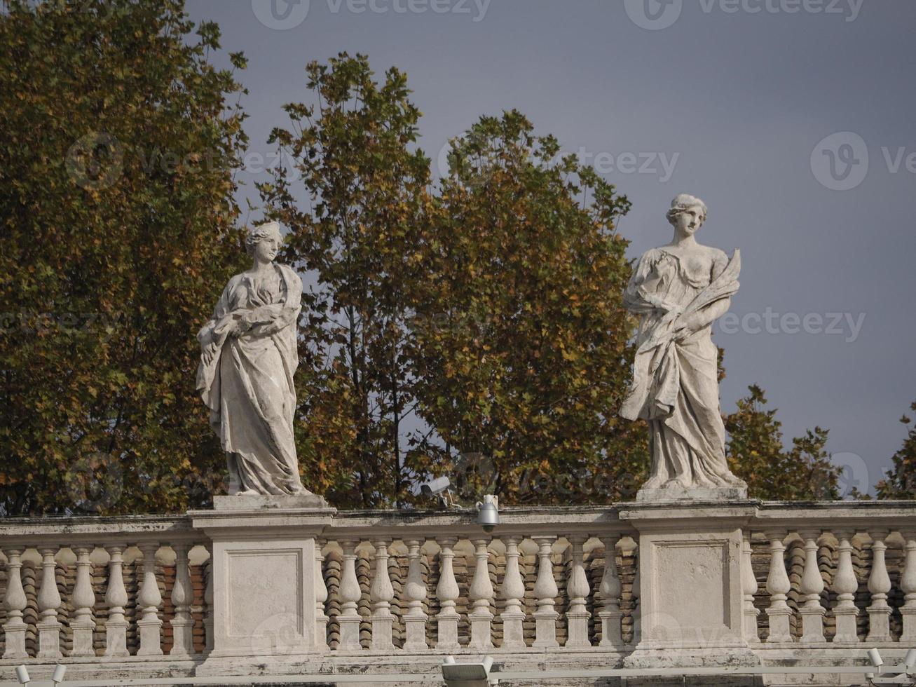 Petersdom Rom Blick auf Statuendetails foto