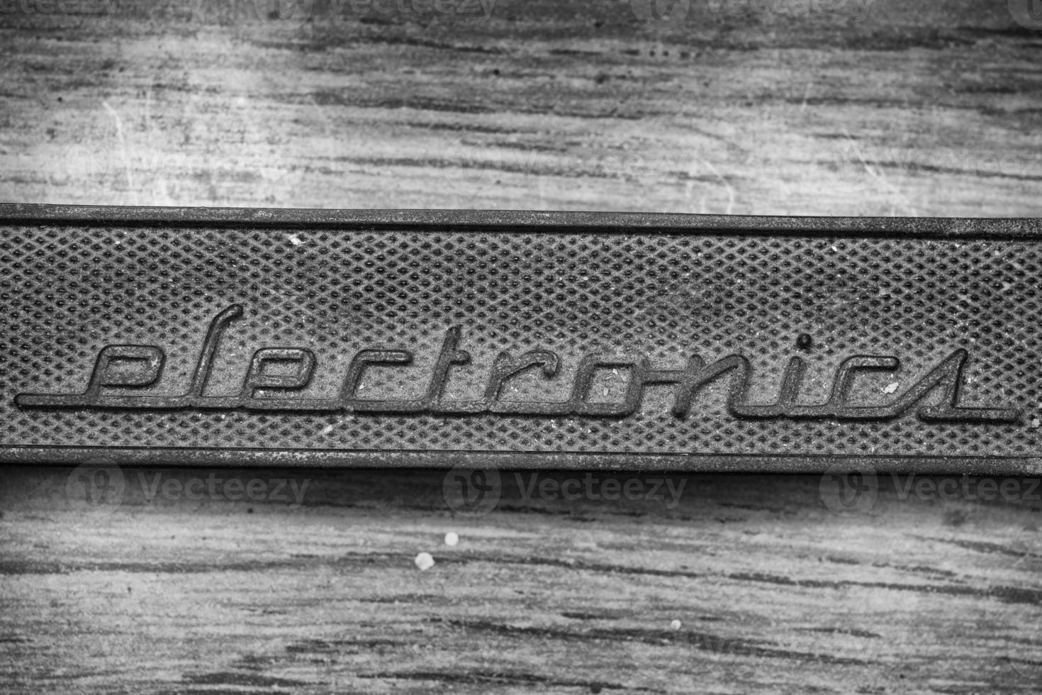 Vintage-Elektronik-Metallplakette in Schwarz und Weiß foto