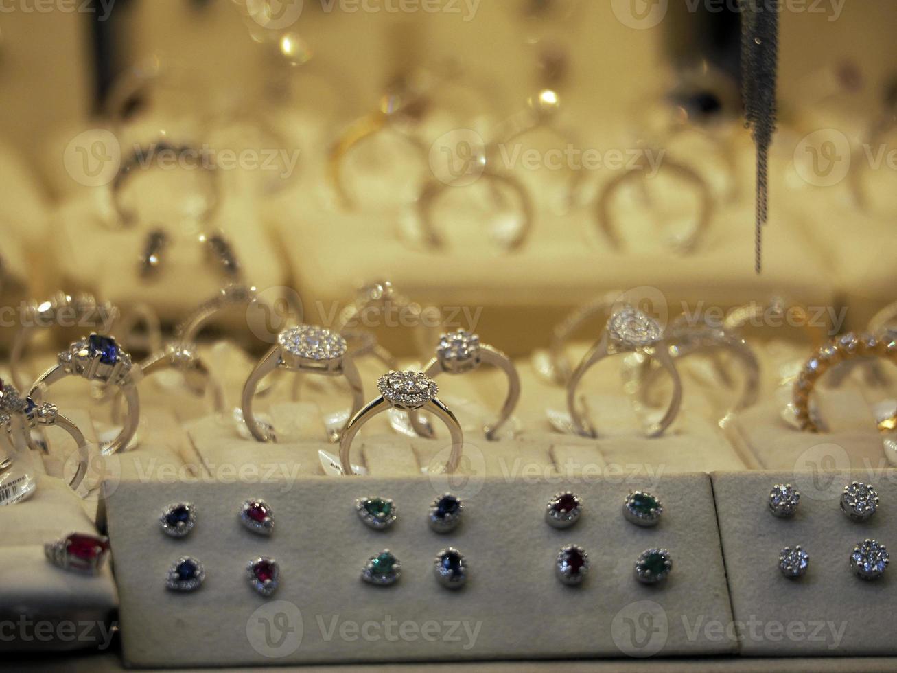 Goldjuwelen in den Geschäften von Ponte Vecchio in Florenz foto