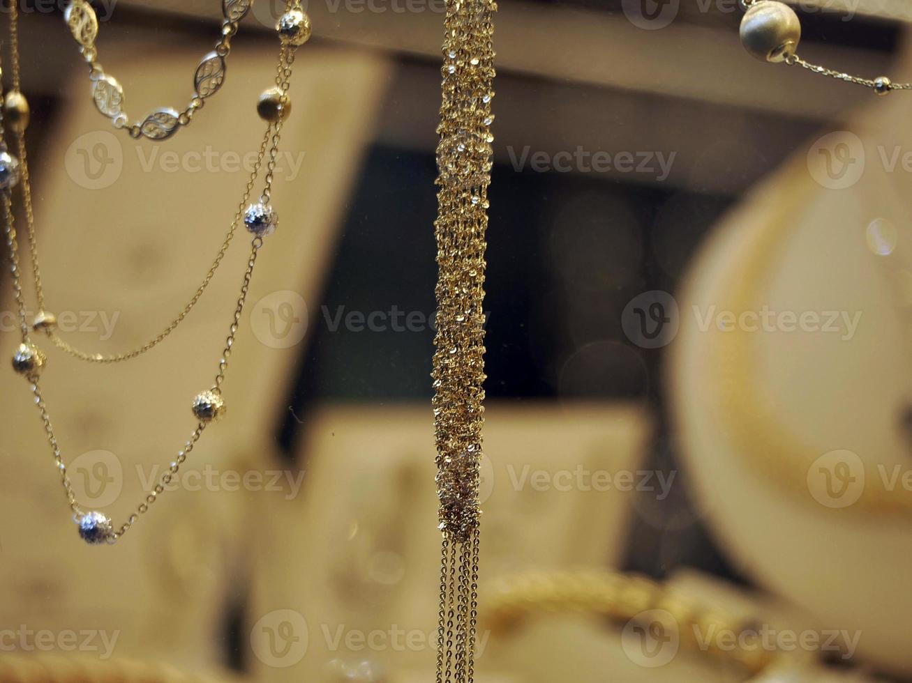 Goldjuwelen in den Geschäften von Ponte Vecchio in Florenz foto