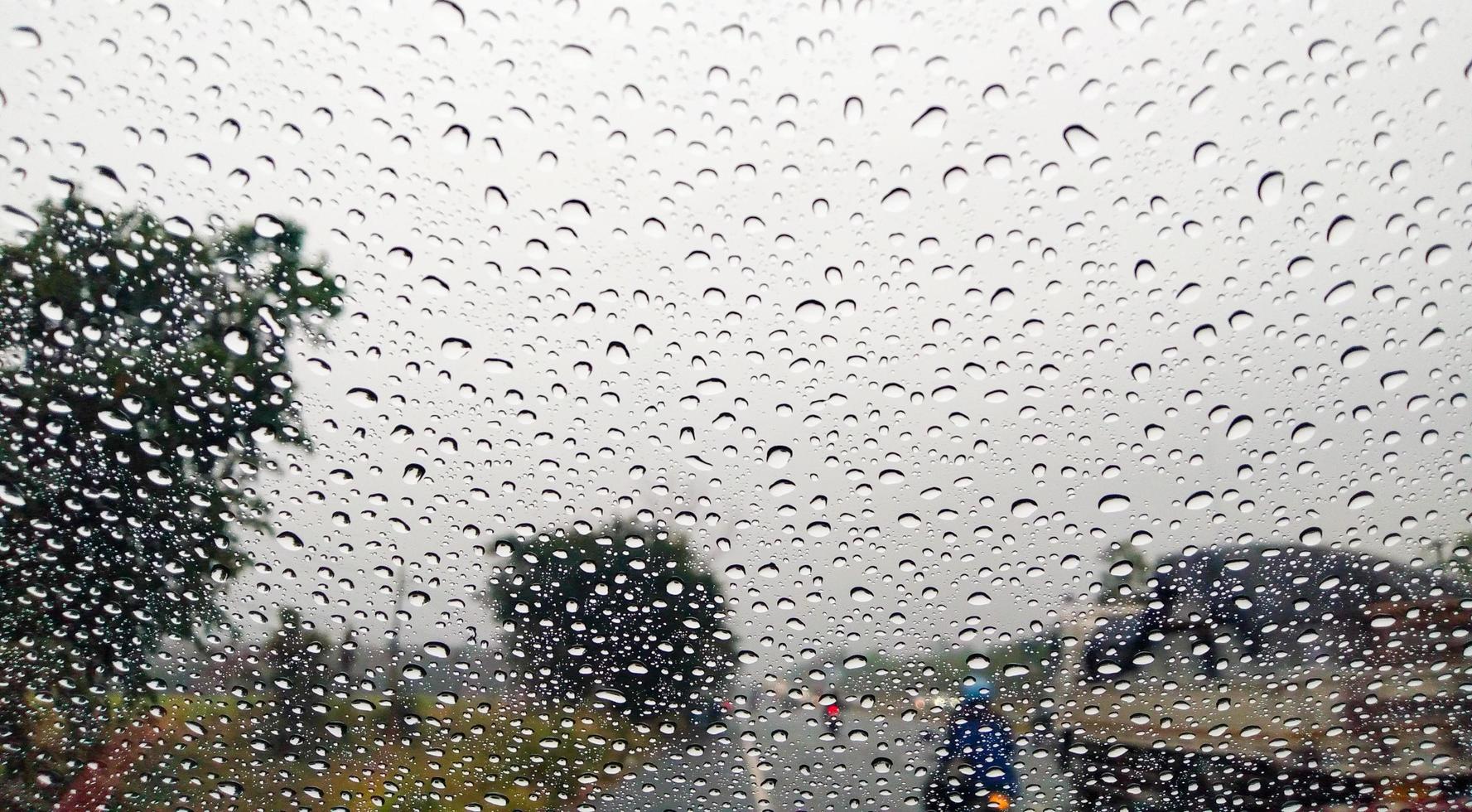 glas regentropfen straßenverkehr wetter regenzeit starkregen gewitter foto