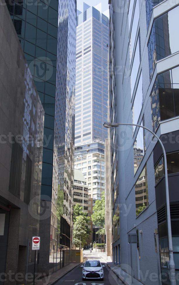 sydney schmale straße und ein wolkenkratzer foto